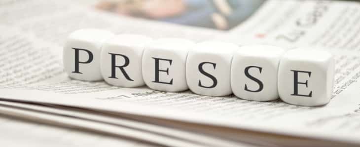 Würfel auf Zeitung formen das Wort 'Presse'