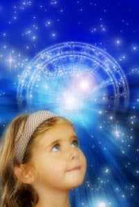 Kind schaut in Sternenhimmel mit Radixhoroskop